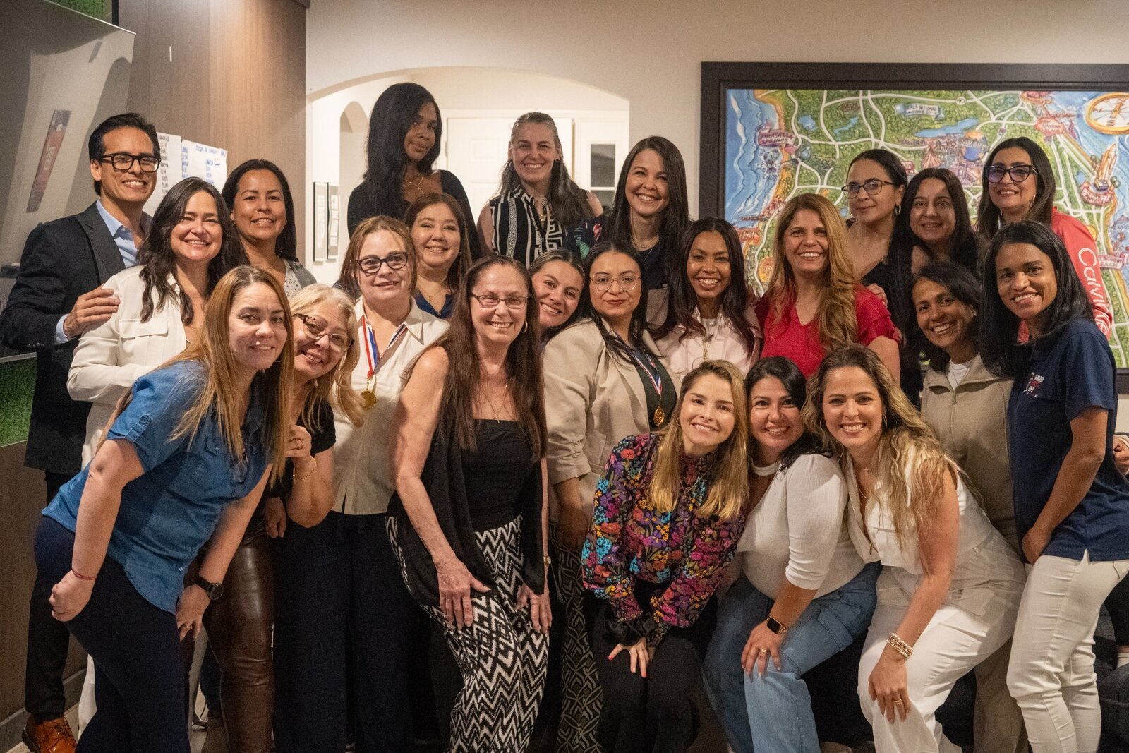 Paola Galindo junto a su equipo en una experiencia de formación